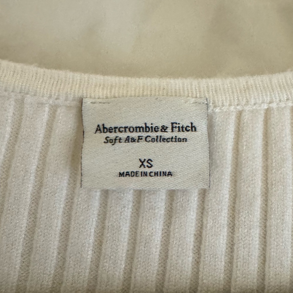 Abercrombie & Fitch | Knit Crossover Cropped Sweater - Picture 6 of 6